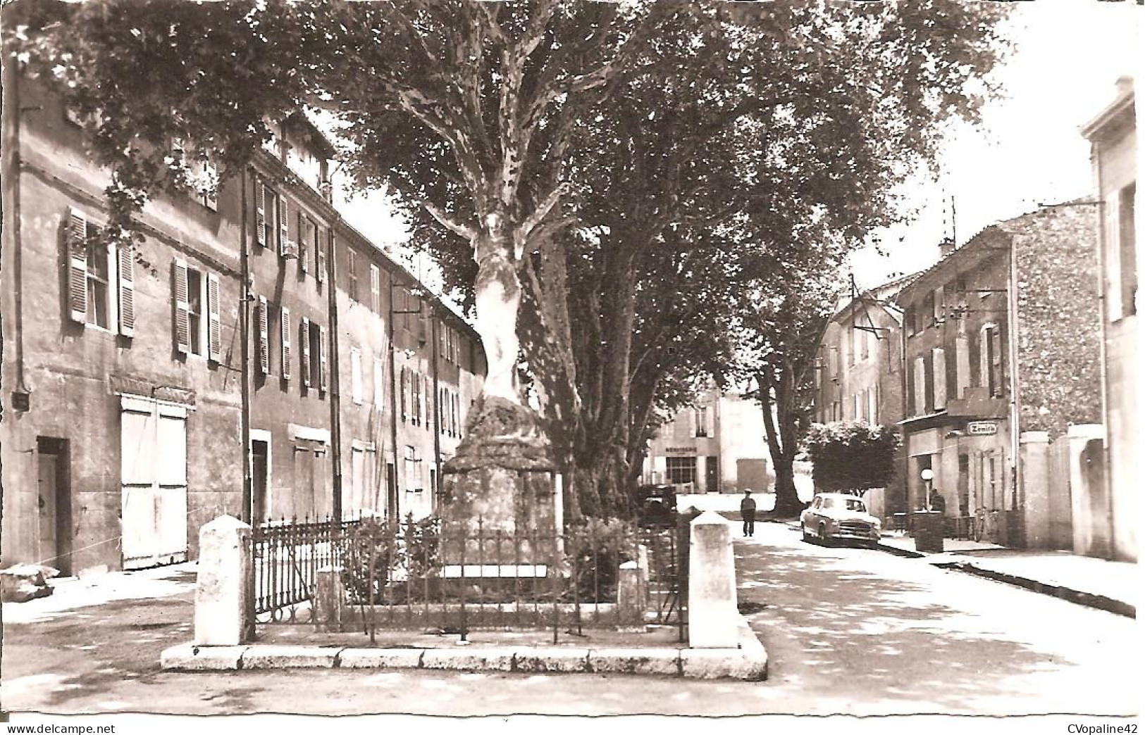 AURIOL (13) Monument Aux Morts Et Cours De Verdun  CPSM PF - Auriol