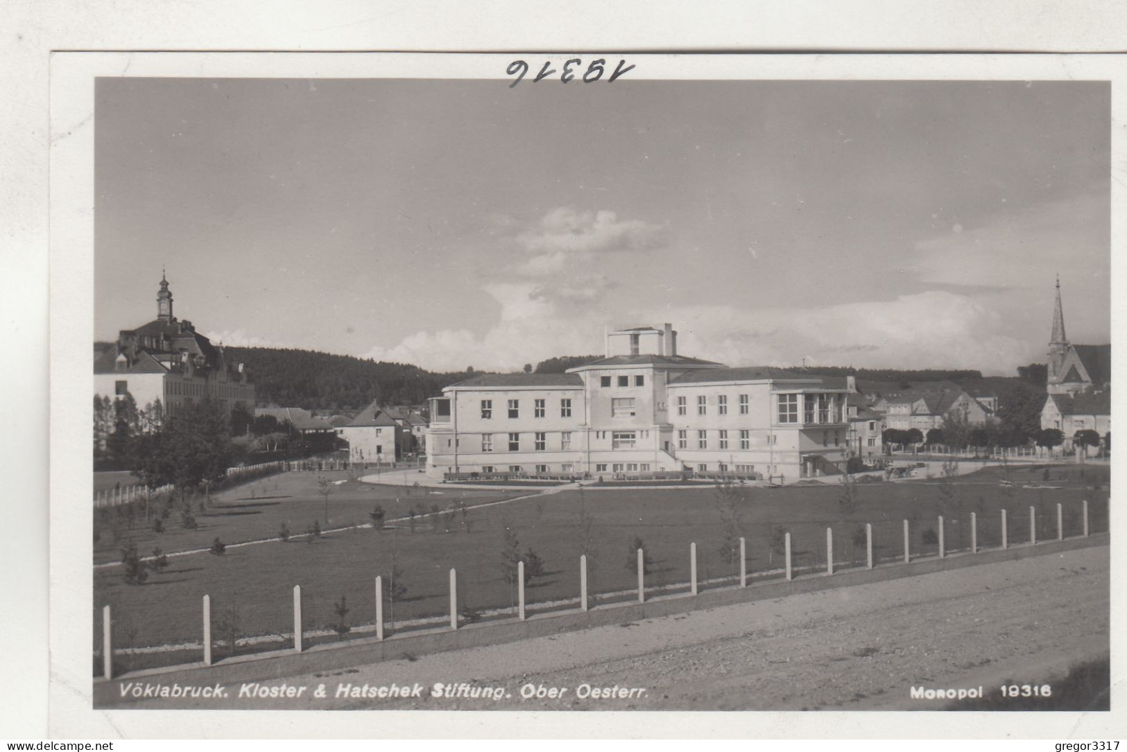 D7496) VÖCKLABRUCK - Straße Mit Kloster & Hatschek Stiftung - Oberösterreich - ALT! - Vöcklabruck