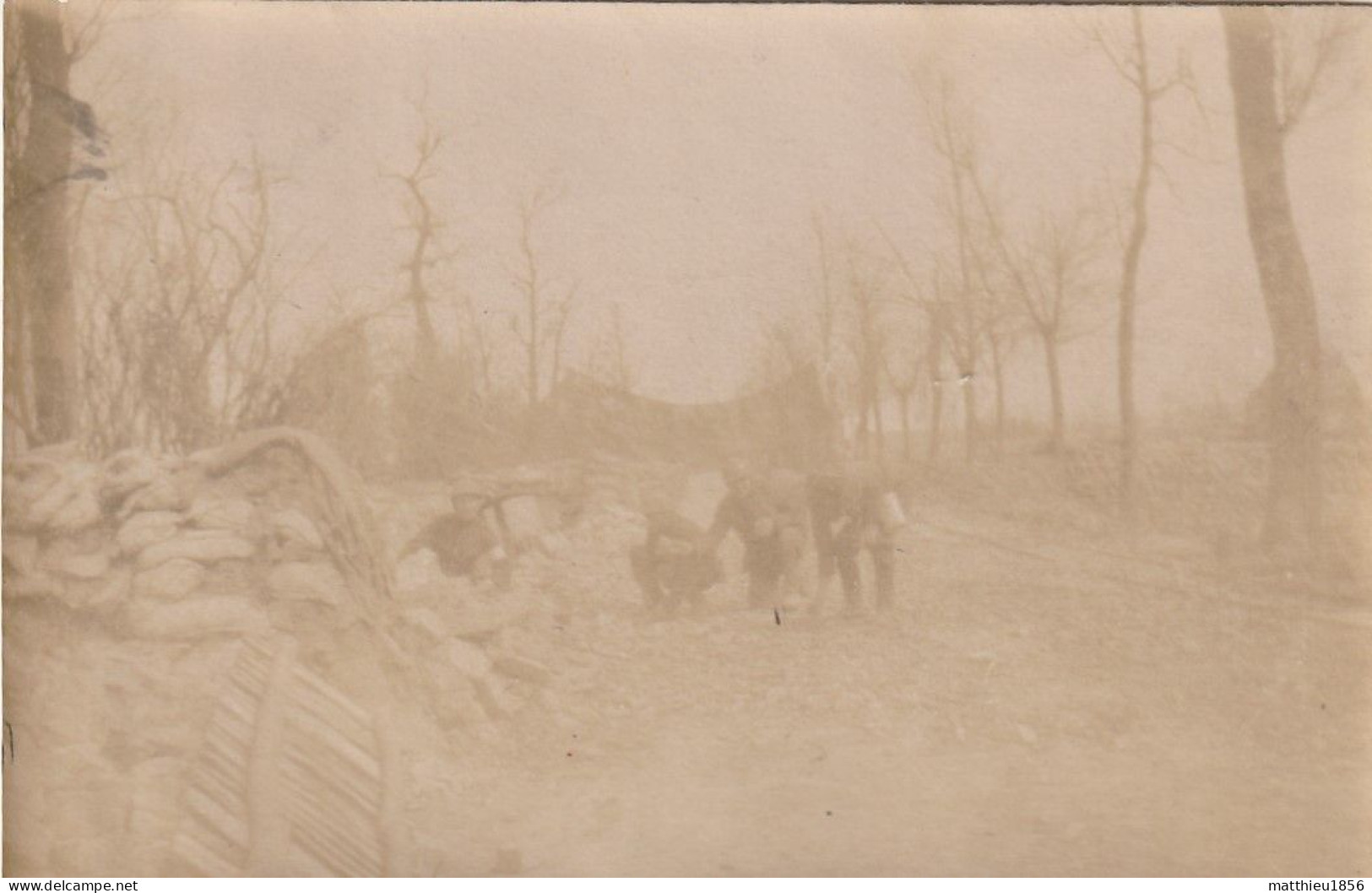 Photo 14 18 Soldats Sur La Route Entre KAASKERKE (Caeskerke) Et Dixmude (Diksmuide) (A252, Ww1, Wk 1) - Diksmuide