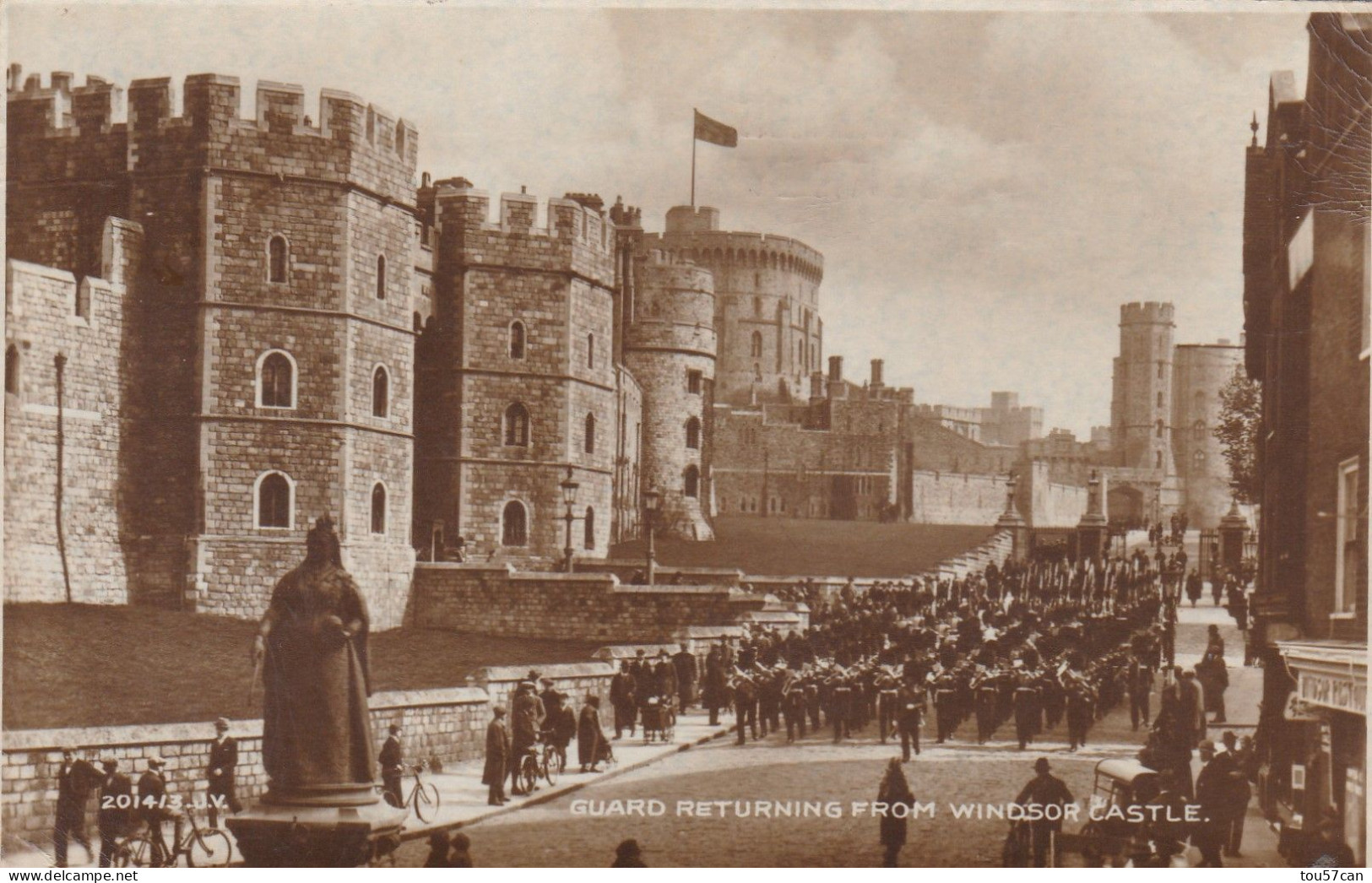 WINDSOR CASTLE - BERKSHIRE - UNITED KINGDOM - ANIMATED POSTCARD 1935 - GUARD RETURNING - NICE STAMPING. - Windsor Castle
