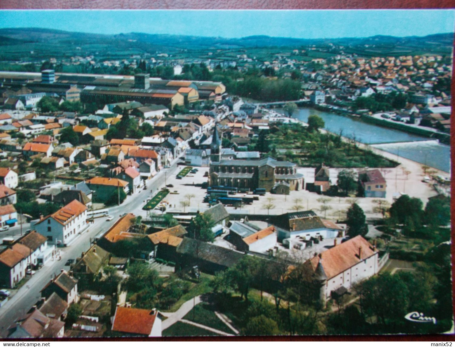 71 - GUEUGNON - Vue Générale Aérienne. (Eglise / Usine) - Gueugnon