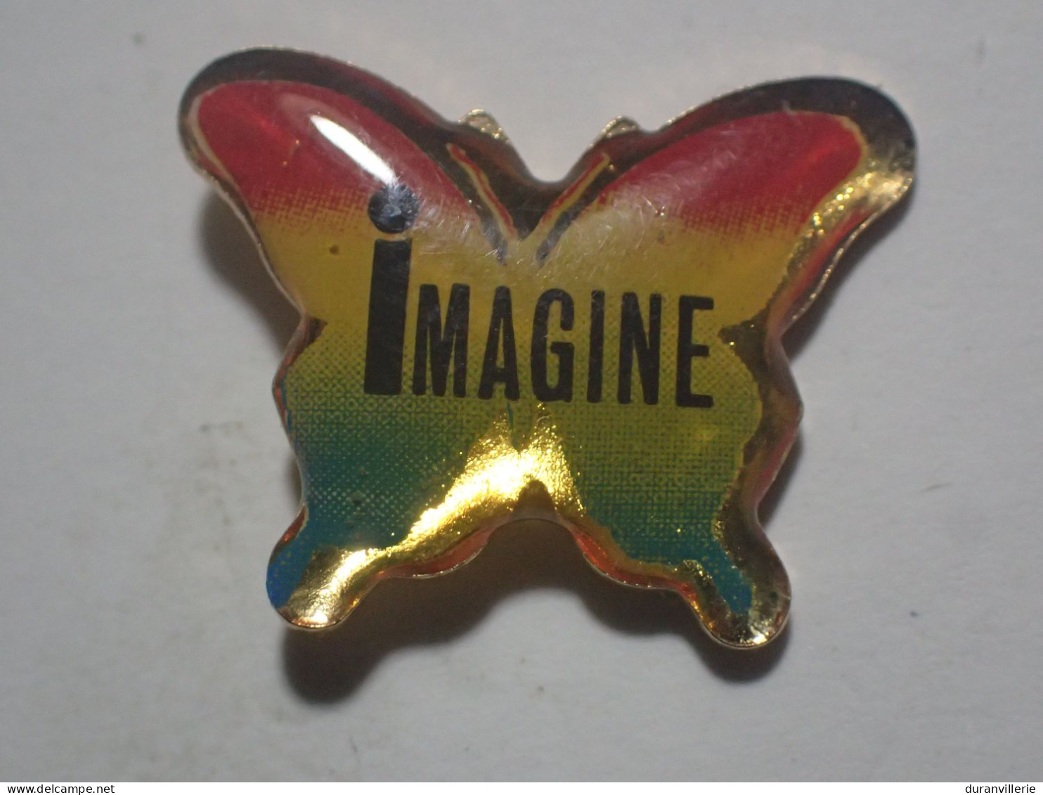 Pin's - Informatique - APPLE - IMAGINE - Le Papillon Aux Couleurs Arc En Ciel - Informatique