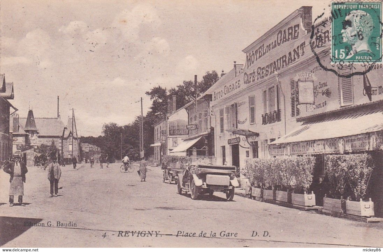 REVIGNY --1925 -- Place De La Gare (animée , Voiture, Hôtel De La Gare ) ....timbre...cachet .....à Saisir - Revigny Sur Ornain