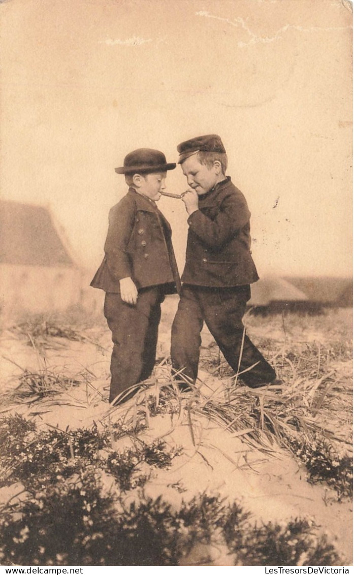 ENFANTS - Dee Eerste Sigaar - Jan En Stoffel - Zeeland - Carte Postale Ancienne - Szenen & Landschaften