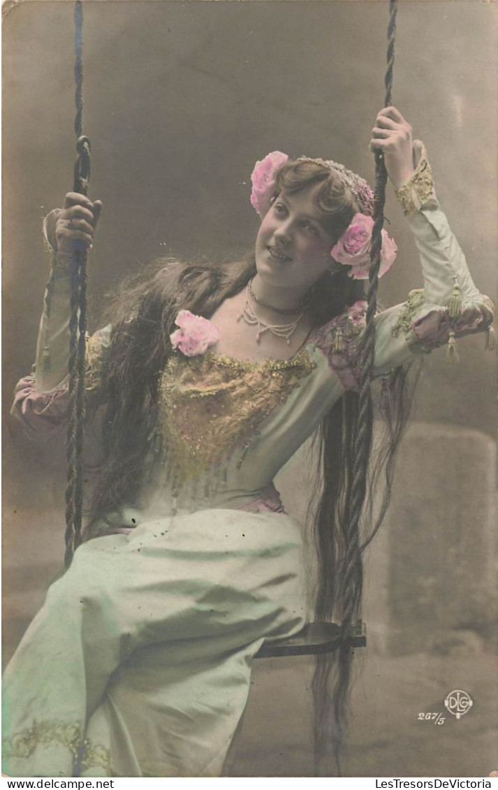 FANTAISIE - Femme - Une Jeune Femme Sur Une Balançoire - Colorisé - Carte Postale Ancienne - Femmes