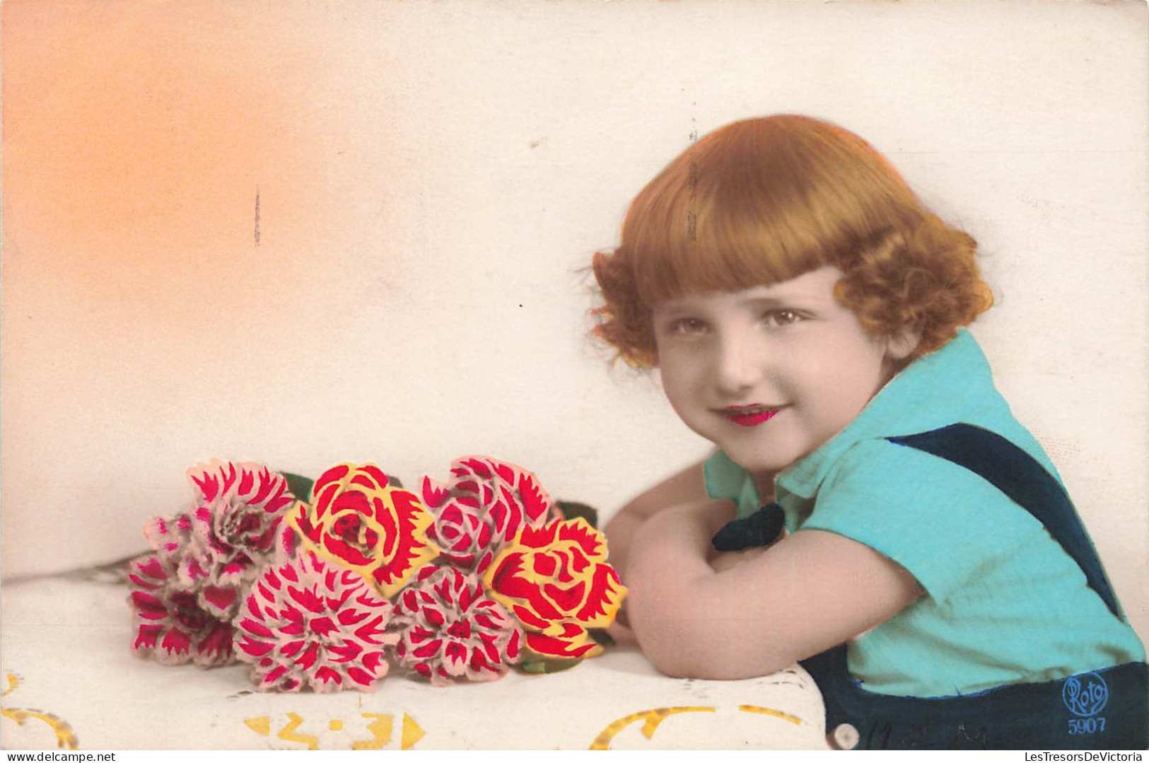 ENFANT - Un Petit Garçon Attablé - Fleurs - Colorisé - Carte Postale Ancienne - Sonstige & Ohne Zuordnung