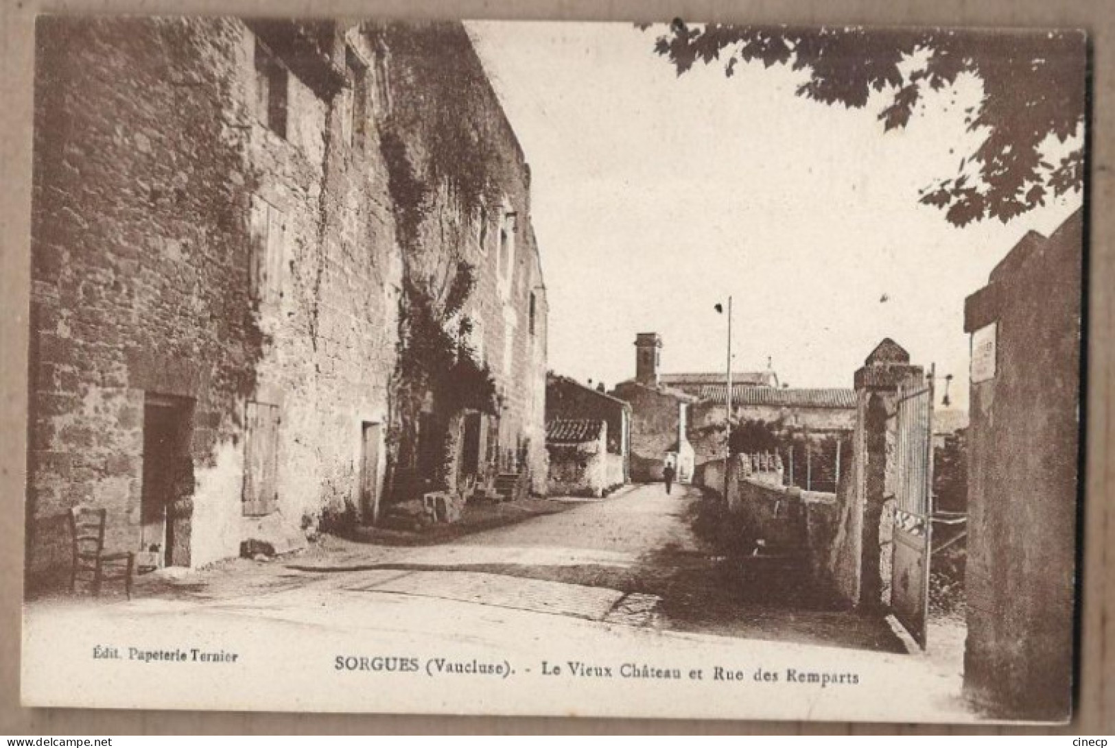 CPA 84 - SORGUES - Le Vieux Château Et Rue Des Remparts - TB PLAN Entrée Du Village Petite Animation - Sorgues