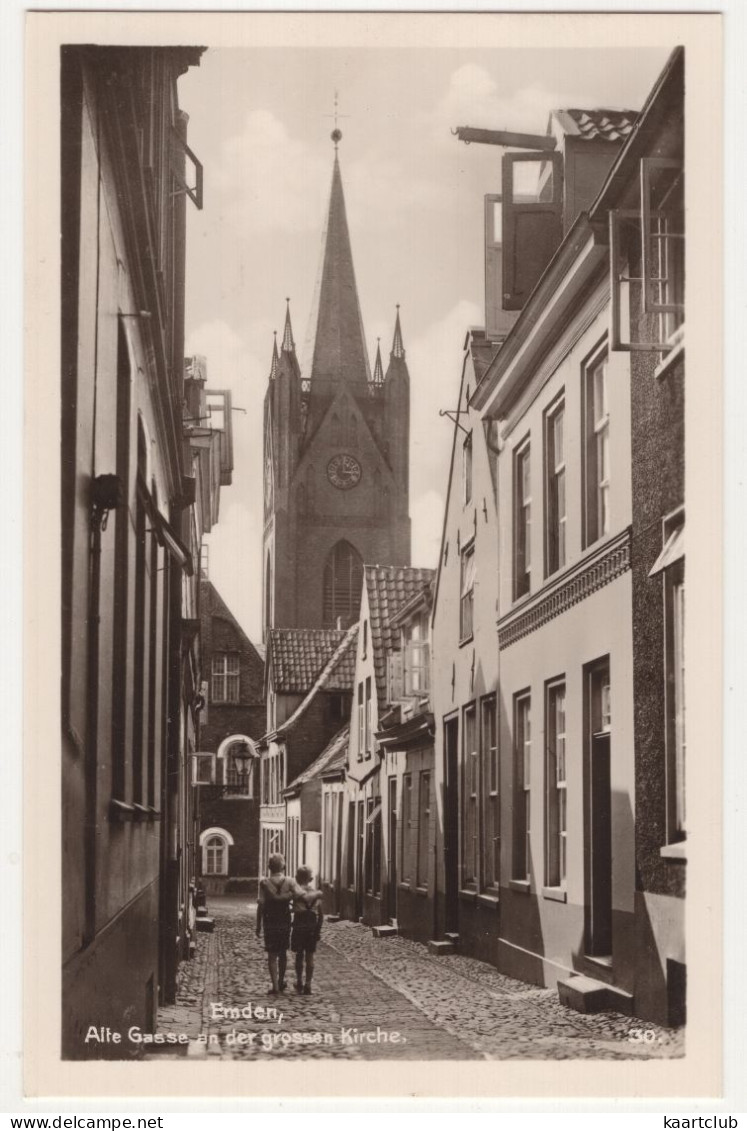 Emden - Alte Gasse An Der Grossen Kirche.  - (Deutschland) - Emden