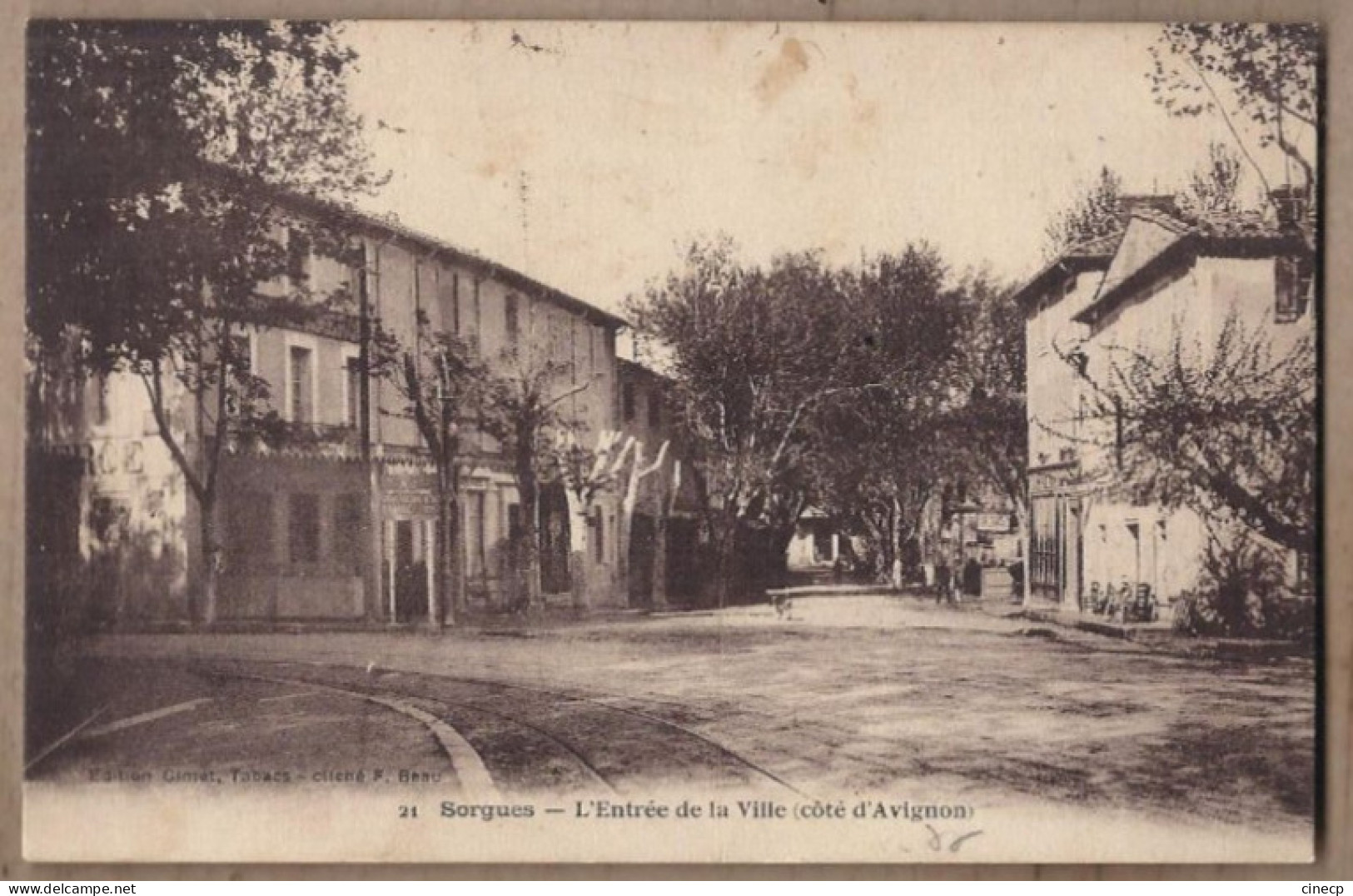 CPA 84 - SORGUES - L'Entrée De La Ville ( Côté D'Avignon ) - TB PLAN CENTRE VILLAGE Devantures Magasins Petite Animation - Sorgues