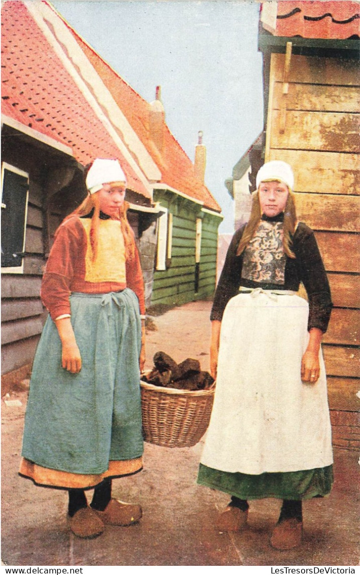 PAYS-BAS - Marken - Jeunes Filles Transportant Des Briques - Colorisé - Carte Postale Ancienne - Autres & Non Classés