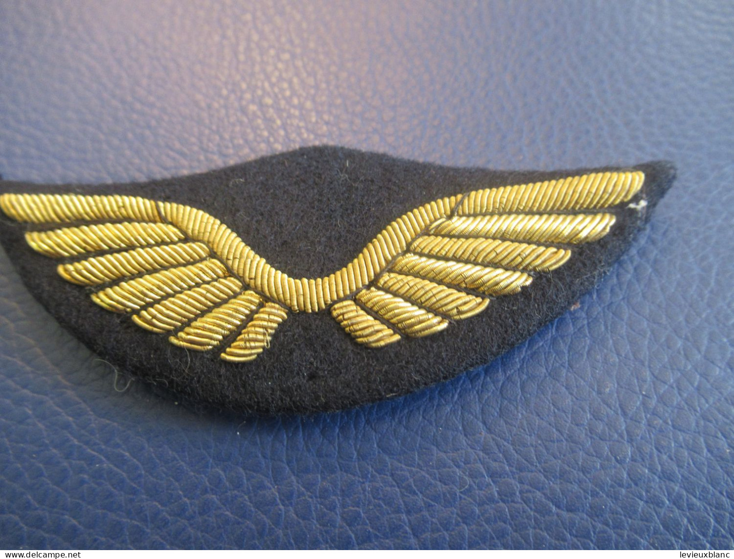 Insigne De Casquette D'aviateur D'époque/ 2 Ailes étendues/ Avec  3 Fixations Au Verso:/ Vers 1980- 1990      CCK33 - Armée De L'air