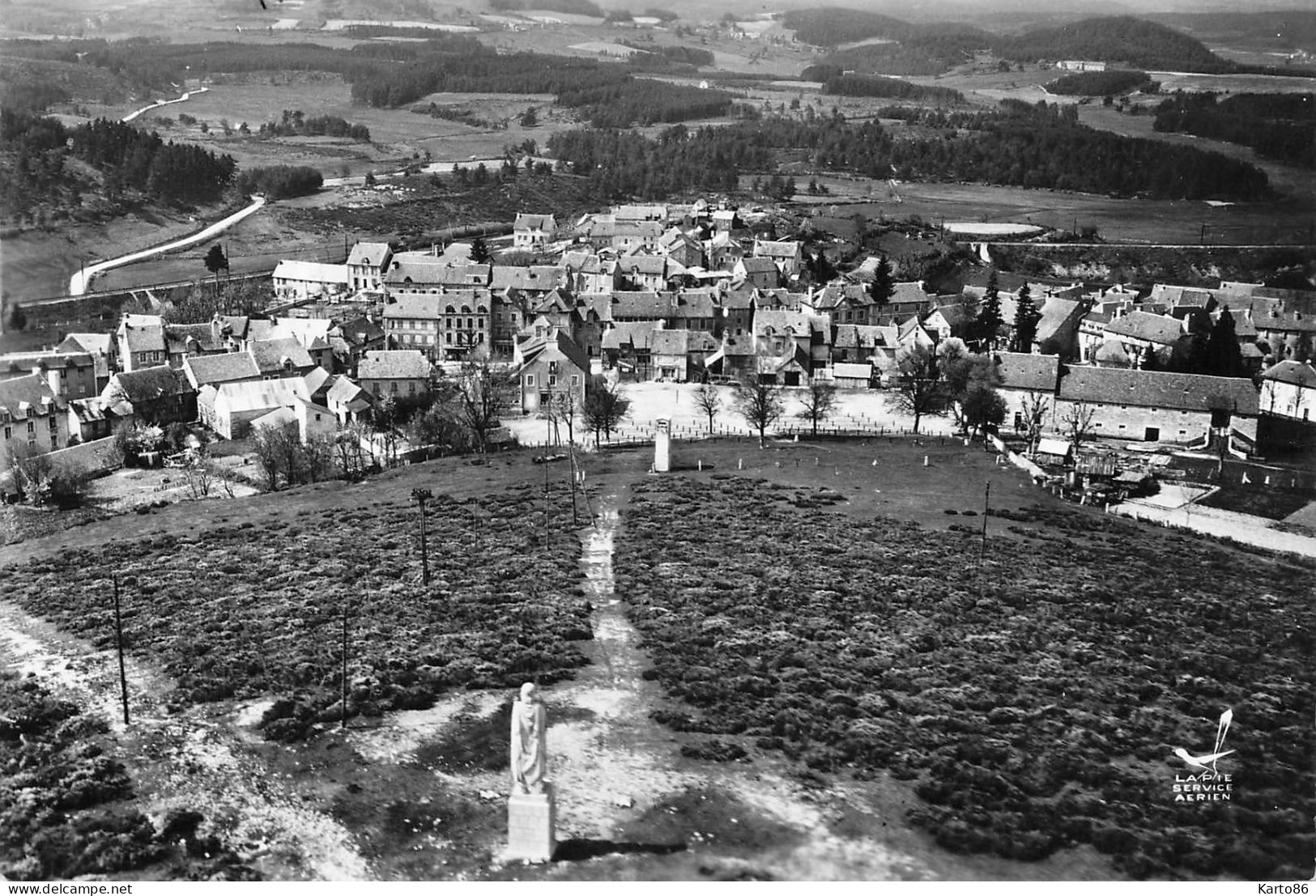 Aumont Aubrac * Vue Aérienne Sur Le Christ Roi Et Le Quartier Du Foirail - Aumont Aubrac