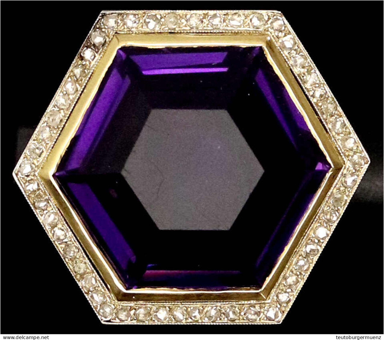 Massiver Fingerring Gelbgold 750/1000 Mit Großem Amethyst Im Sechseck-Schliff (23 X 23 X 10 Mm), Umrandet Von 53 Kleinen - Sonstige & Ohne Zuordnung