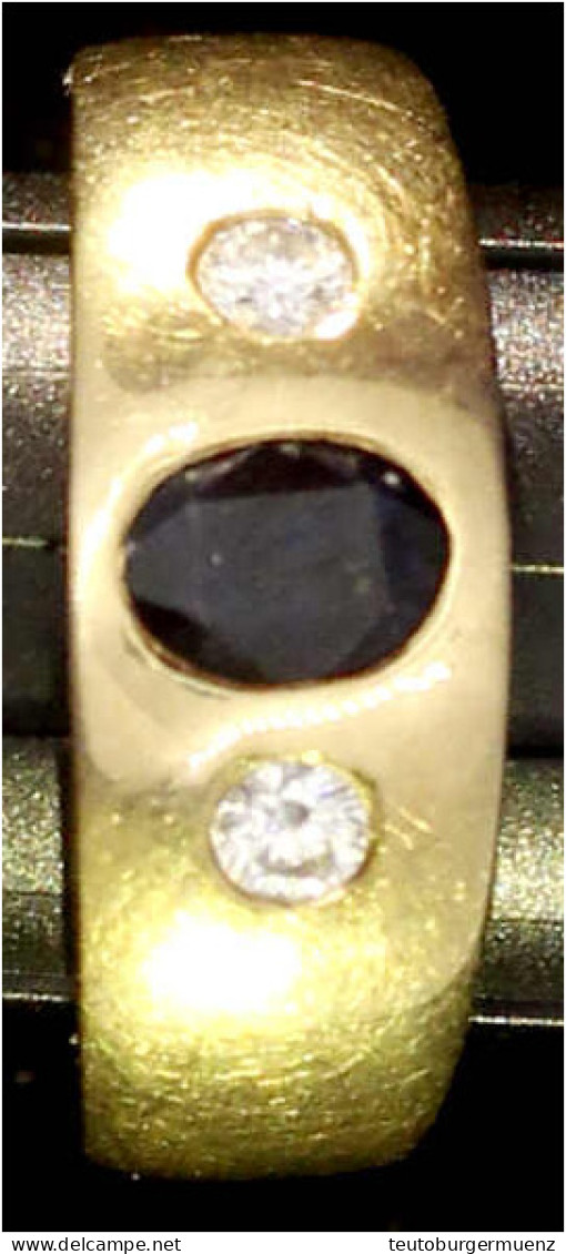 Damenring Gelbgold 585/1000 Mit Saphir Im Ovalschliff Und 2 Brillanten Zu Je Ca. 0,1 Ct. Ringgröße 17. 8,24 G. Etwas Kur - Autres & Non Classés