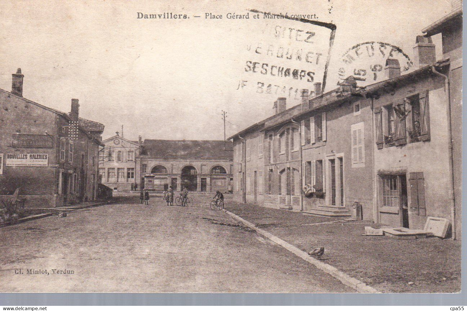 DAMVILLERS  -  Place Gérard Et Marché Couvert - Damvillers