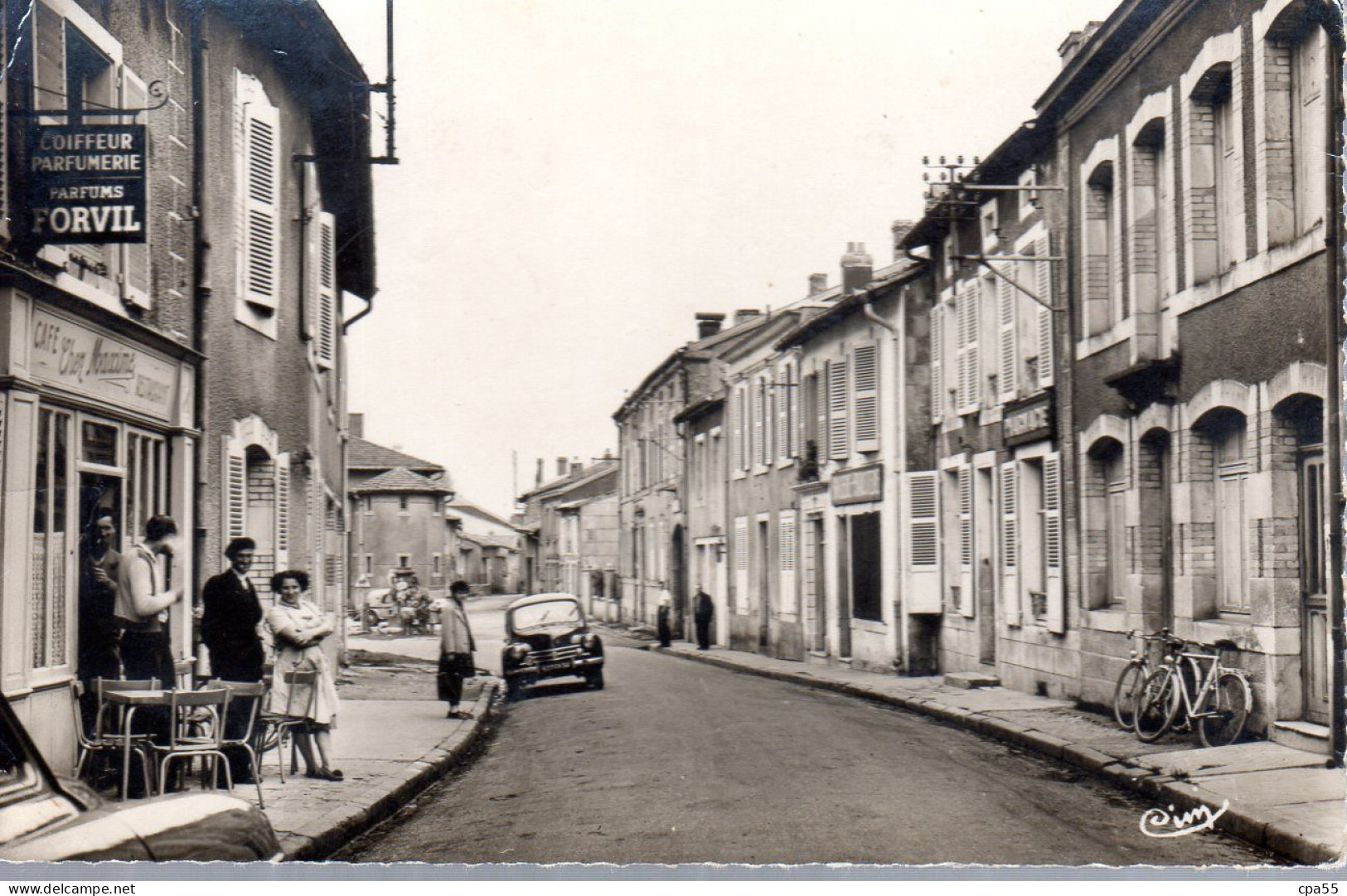 DAMVILLERS  -  CPSM  -  La Grande Rue  -  Belle Animation Devant Le Café  -  4CV Renault - Damvillers