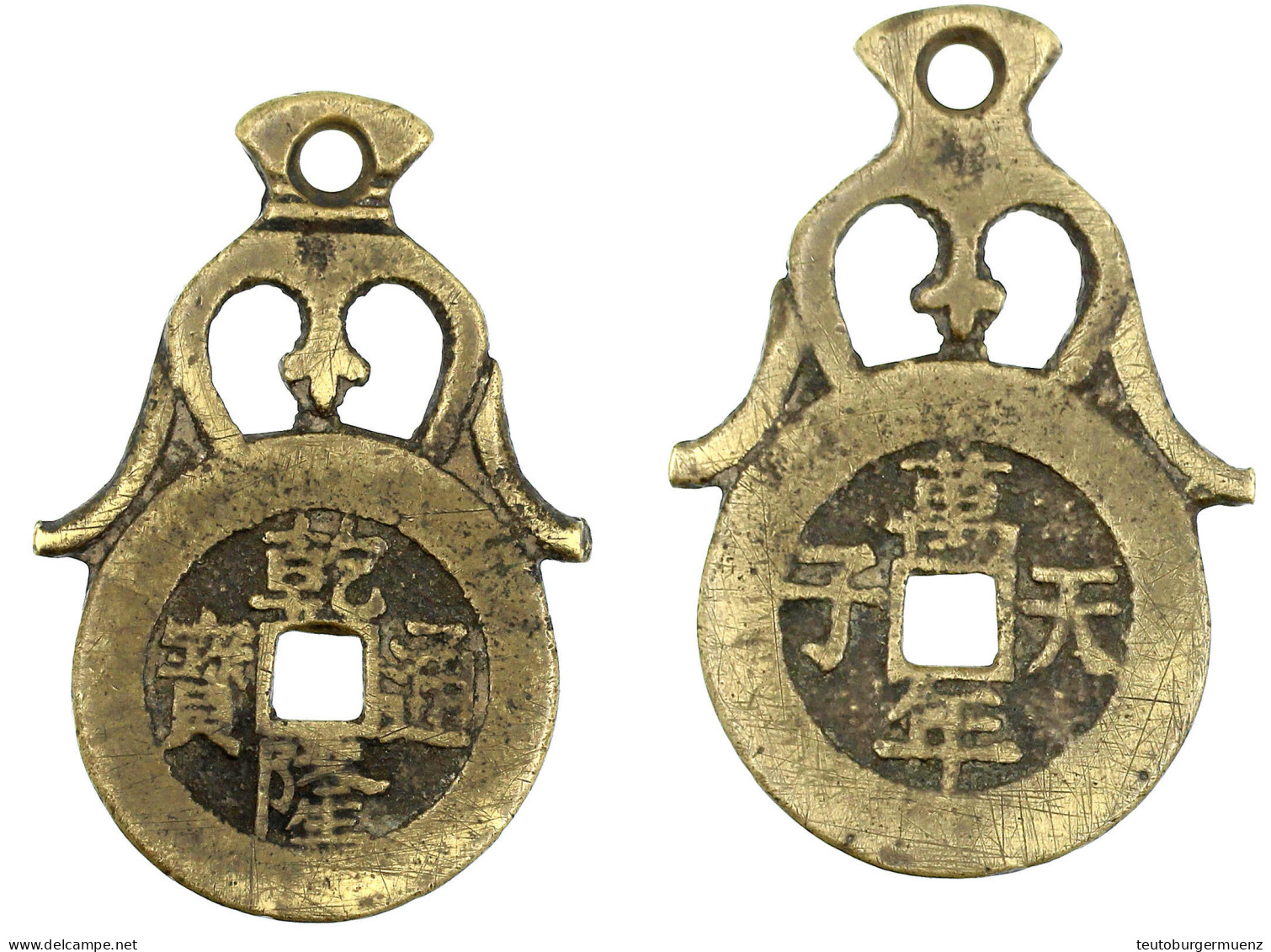 Bronzeguss-Amulett. Qian Long Tong Bao/Tian Zi Wan Nian ("der Himmelssohn Möge 10000 Jahre Leben"). Rund Mit Aufhängung, - China