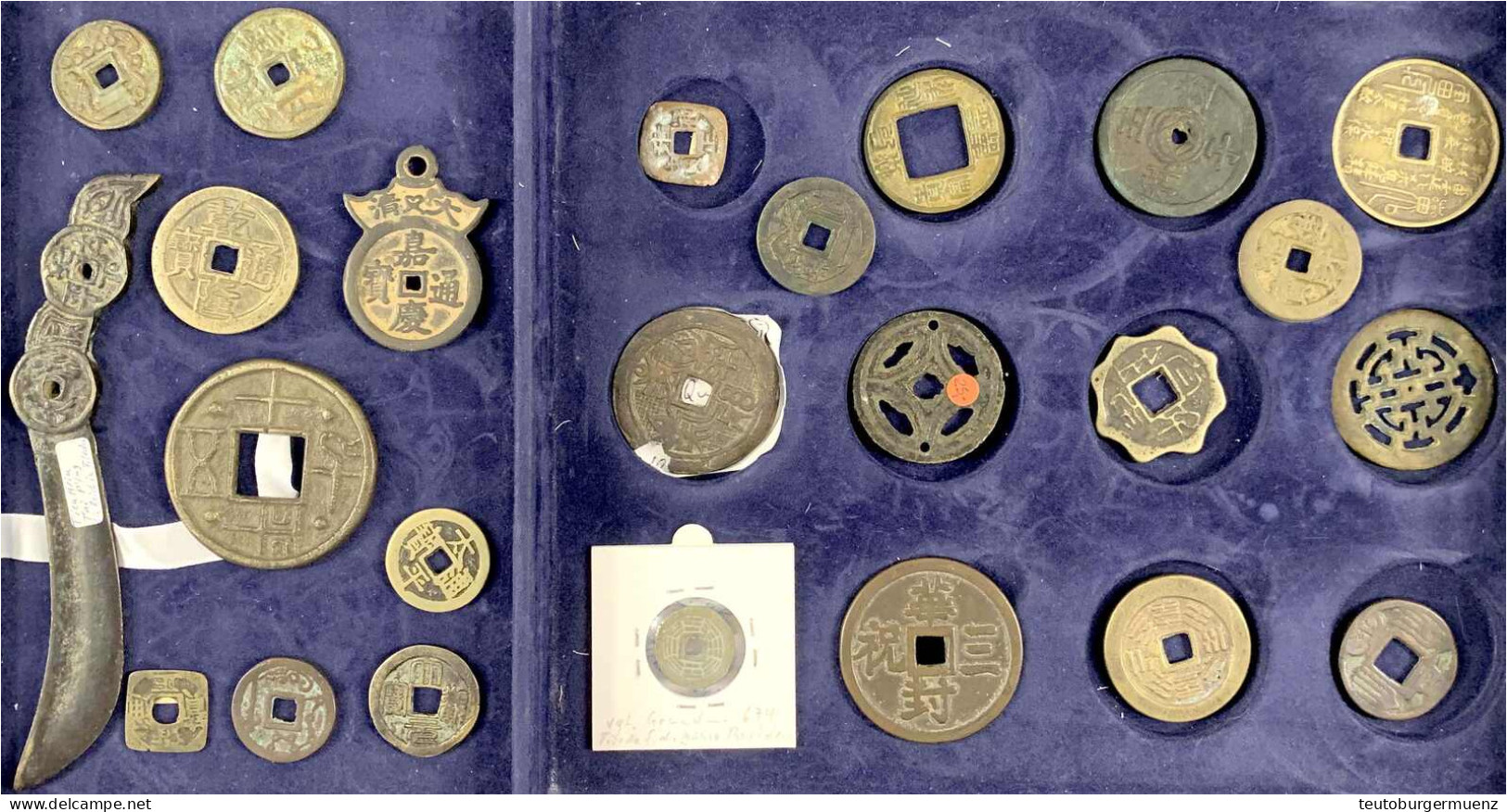 Sammlung Von 24 Bronzegussamuletten In Schatulle. U.a. Eines In Messerform, Zu Amuletten Umgearbeitete Cashs, Spätere Gü - China