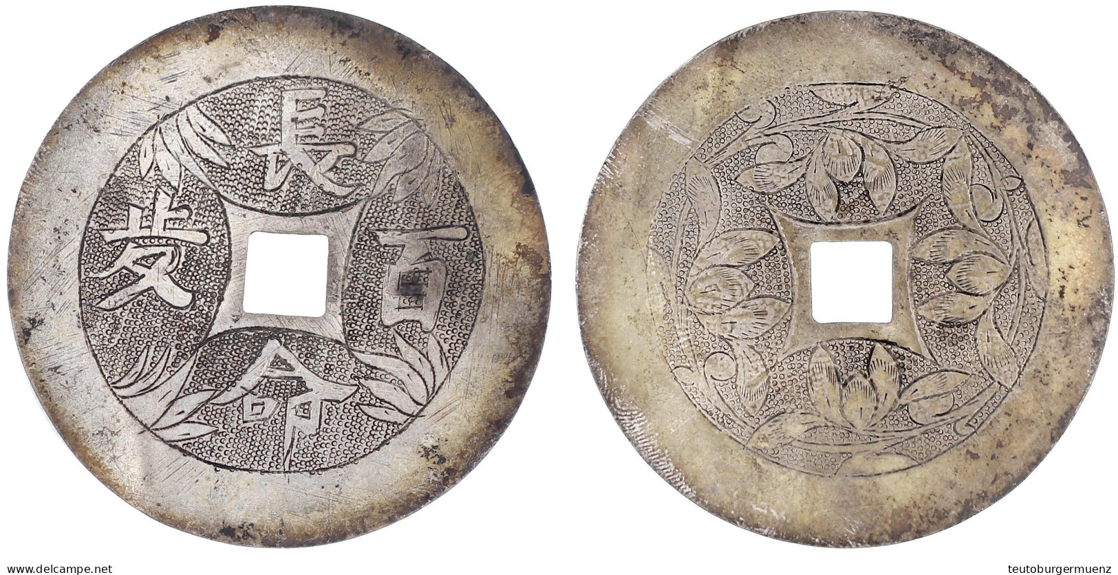 Graviertes Silberamulett, 19. Jh. Chang Ming Bai Sui ("ein Langes Leben Von 100 Jahren"), Dazwischen Pflanzen/Pflanzenra - China