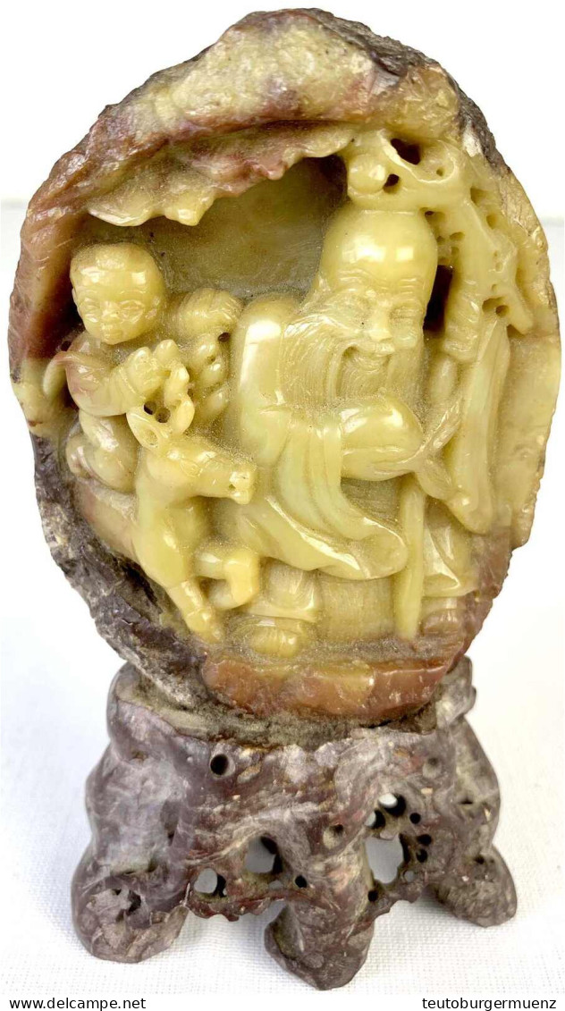 Jade-Relief Des Gottes Fu Mit Kind Auf Einem Hirsch, Auf Sockel Aus Lila Gestein. Gesamthöhe 13 Cm. Fu Steht Personalisi - China