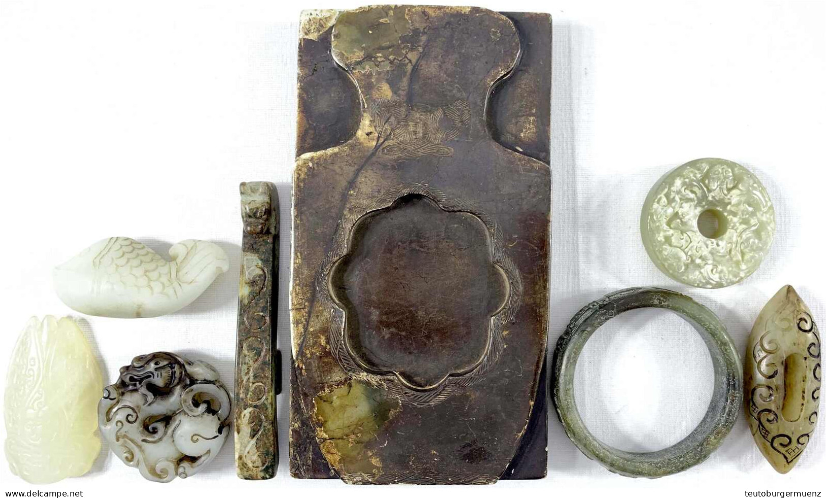 8 Gegenstände Aus Jade, Bzw. Nephrit: Schwere Gravierte Platte Mit Vasenform Und Wellenförmig Runder Aussparung, Zikade, - Chine