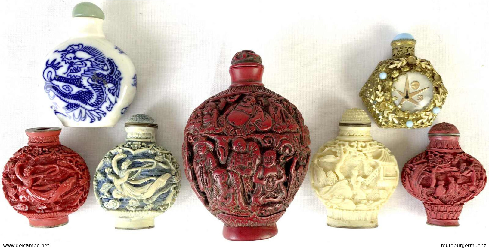 Sammlung Von 7 Versch. Snuffbottles, Davon 6 Chinesisch (u.a. 1 X Aus Porzellan, Eine Mit Bodenmarke Qian Long, Etc.), 1 - Chine