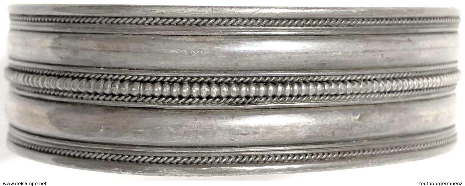 Geprägter Silberarmreif, 19. Jh. Mit Punktreihe, Innen Graviertes Blumenmuster. 60 X 51 X 18 Mm; 28,6 G. Schöne Patina - Chine