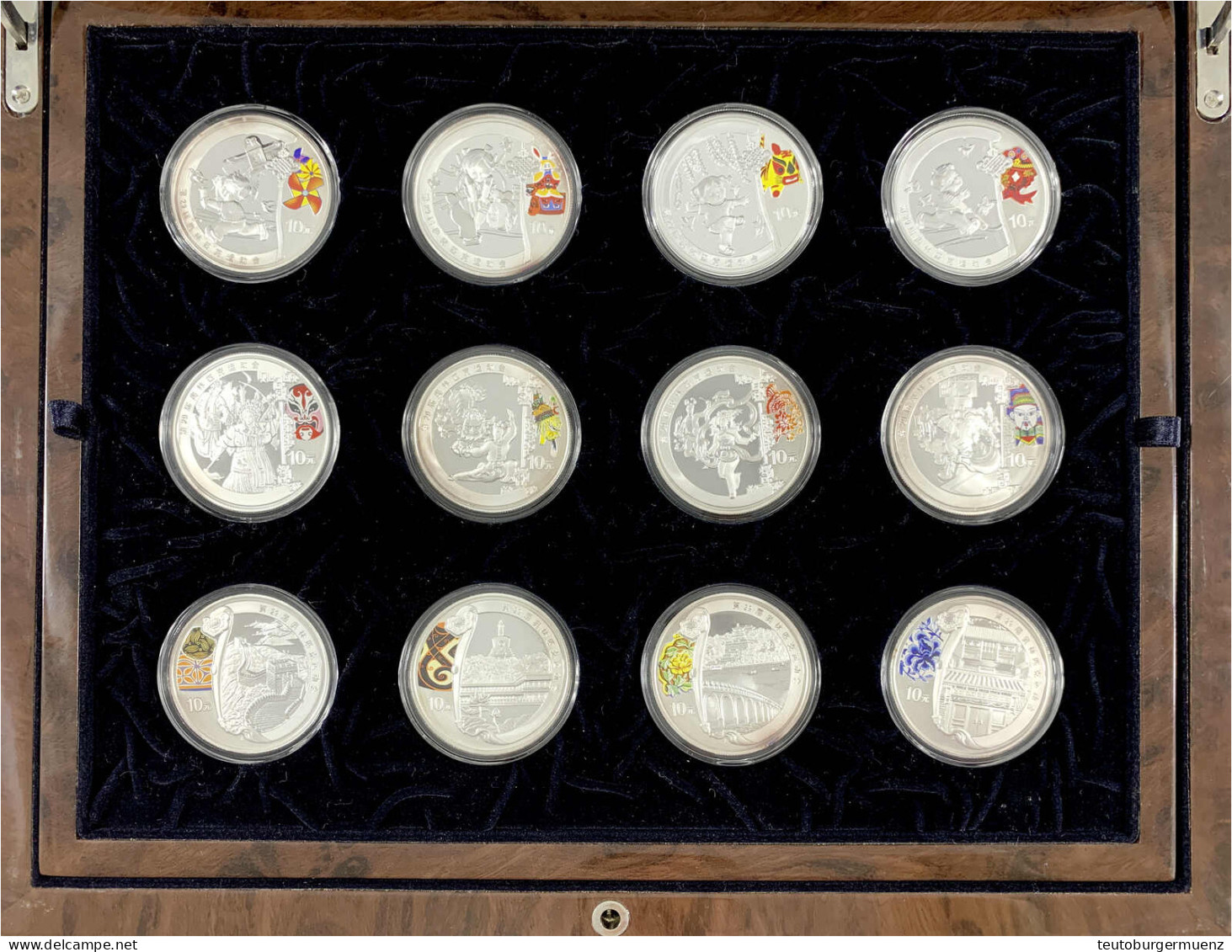 12 Verschiedene 10 Yuan Farbsilbermünzen (je 1 Unze) 2008 Zur Olympiade In Peking. Kpl. Serie, In Dekorativer Schatulle  - Chine
