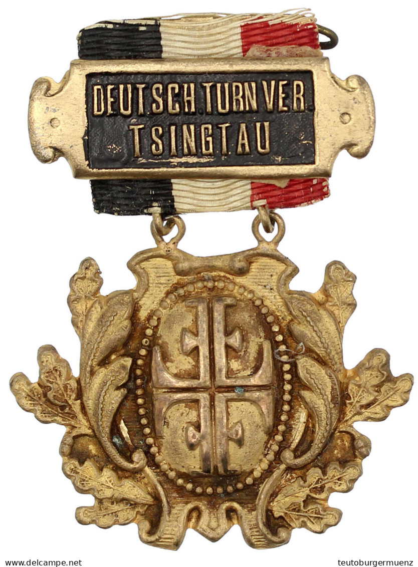 Hohlgeprägtes Messingabzeichen An Bandspange O.J. DEUTSCH TURN VER TSINGTAU. 59 X 44 Mm. Vorzüglich - China