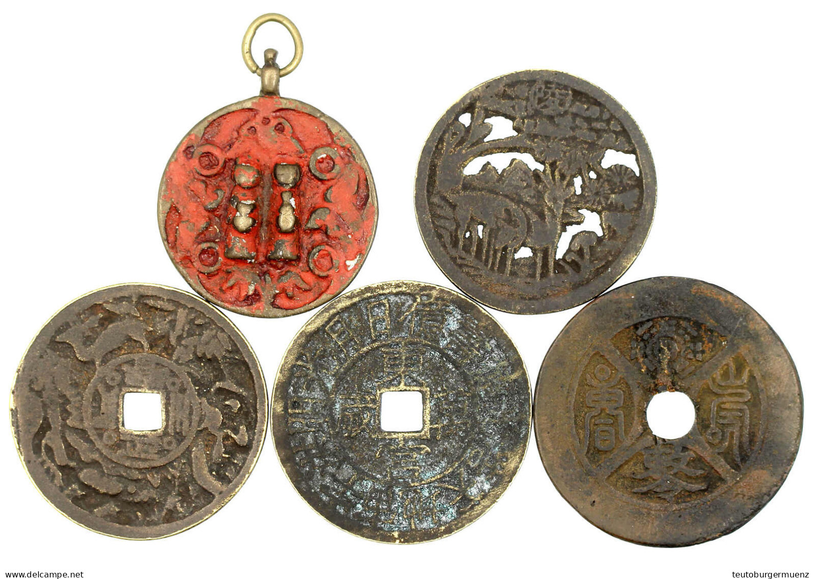 5 Div. Bronzeguss-Amulette. U.a. Ein "open Work" Und Ein Rot Eingefärbtes, Tragbares Amulett. Sehr Schön. Hartill (Korea - Korea (Nord-)
