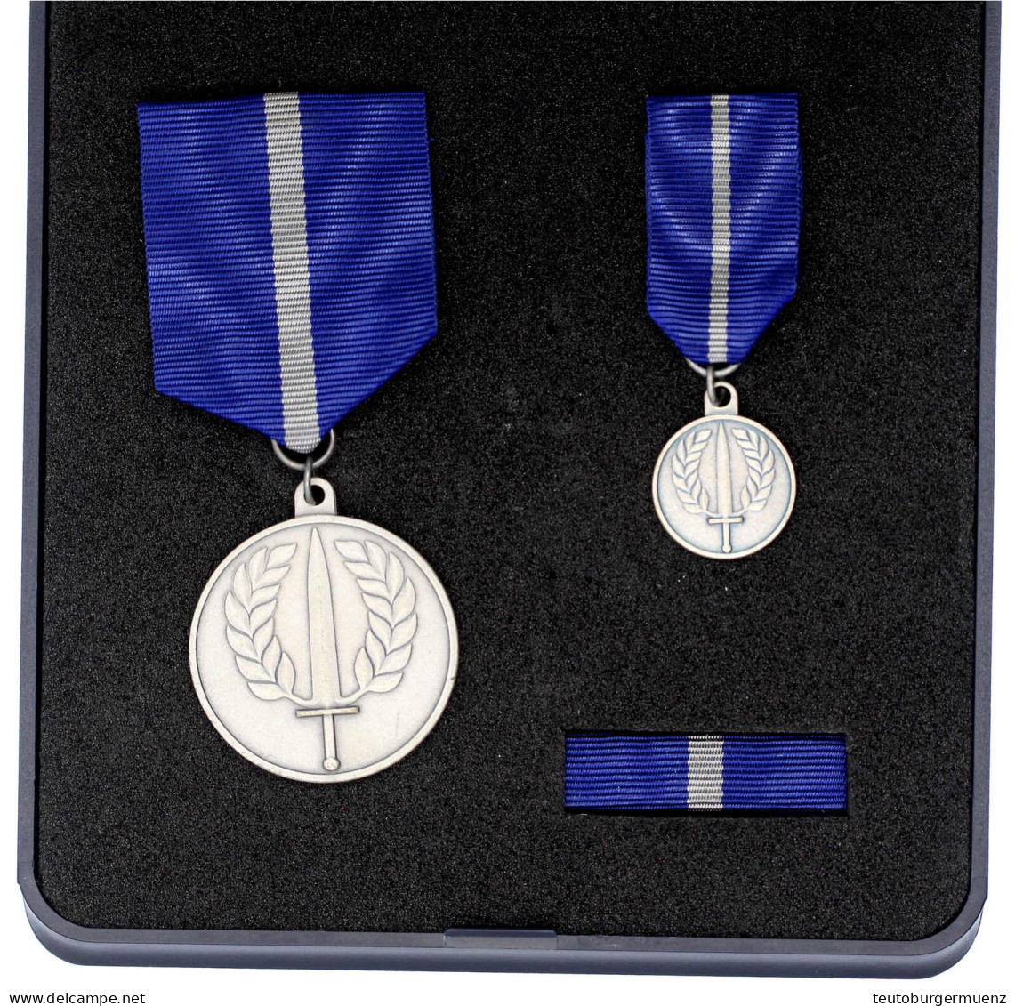Medaille Für Die Verteidigung Norwegens Im Internationalen Einsatz Am Band. Mit Miniatur Und Bandminiatur Im Originaletu - Non Classés