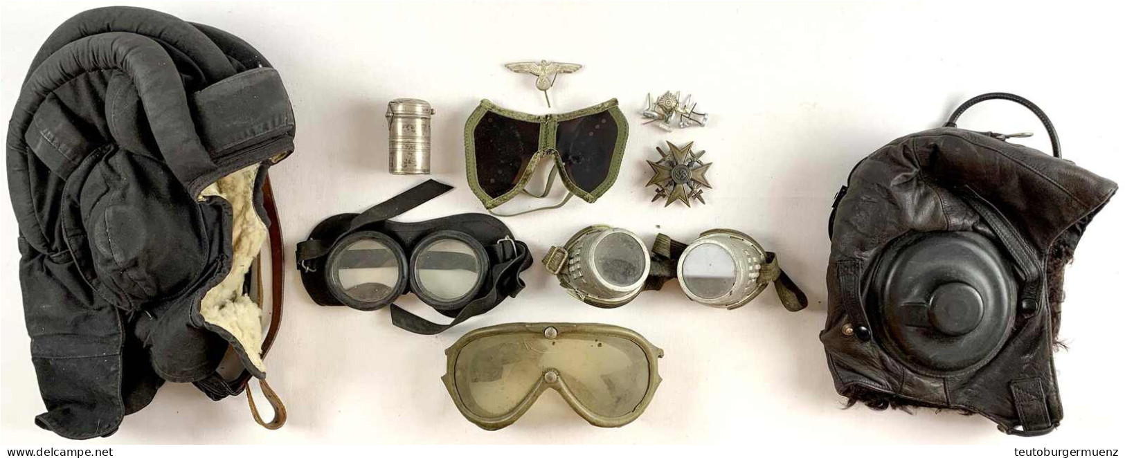 Fliegerhaube, Panzerhaube Und 4 Schutzbrillen. Dazu Ein Uniformadler, Effektenzahlen, Eine Dose, Ein Ehemals Entnazifizi - Autres & Non Classés