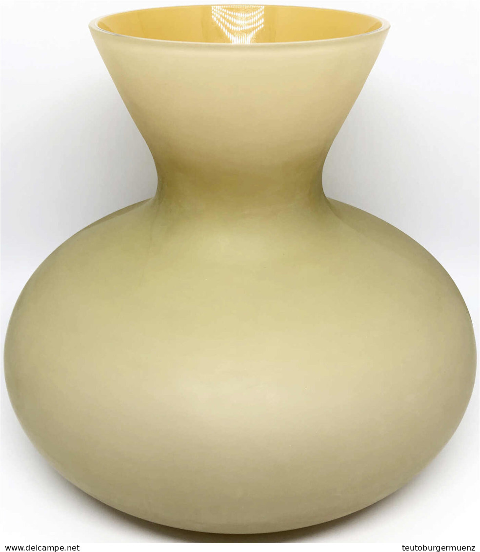 Große Designer-Vase Von Venini Murano. Ockerfarben. Am Boden Signiert. Höhe 25 Cm. Durchmesser 30 Cm - Glas & Kristall