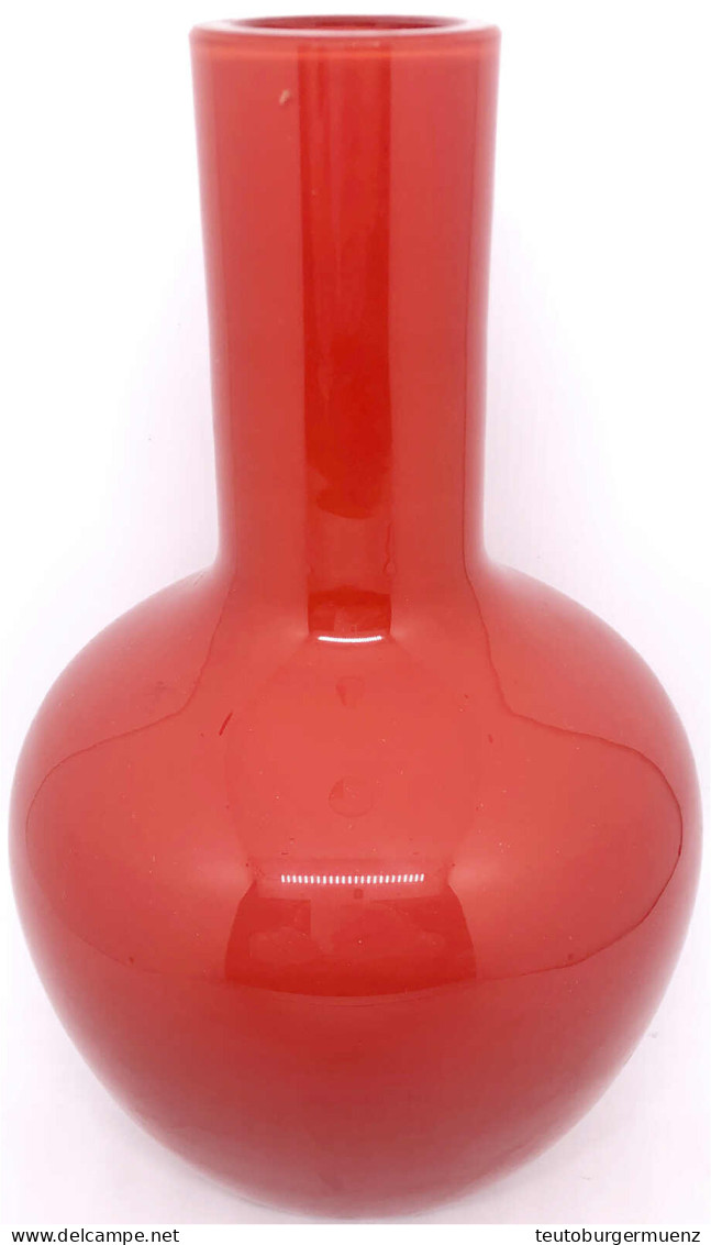Designer-Vase 1997 Von Venini Murano. Hellrot. Am Boden Signiert. Höhe 25 Cm - Glas & Kristall