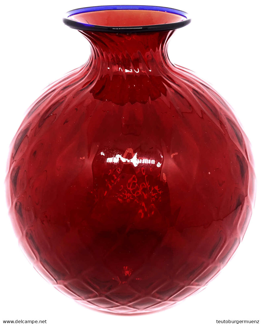 Designer-Vase "Monofiore Balloton" In Rot Mit Blauer Lippe, Am Boden Datiert 1998, Von Venini Murano. Höhe 15 Cm - Verre & Cristal
