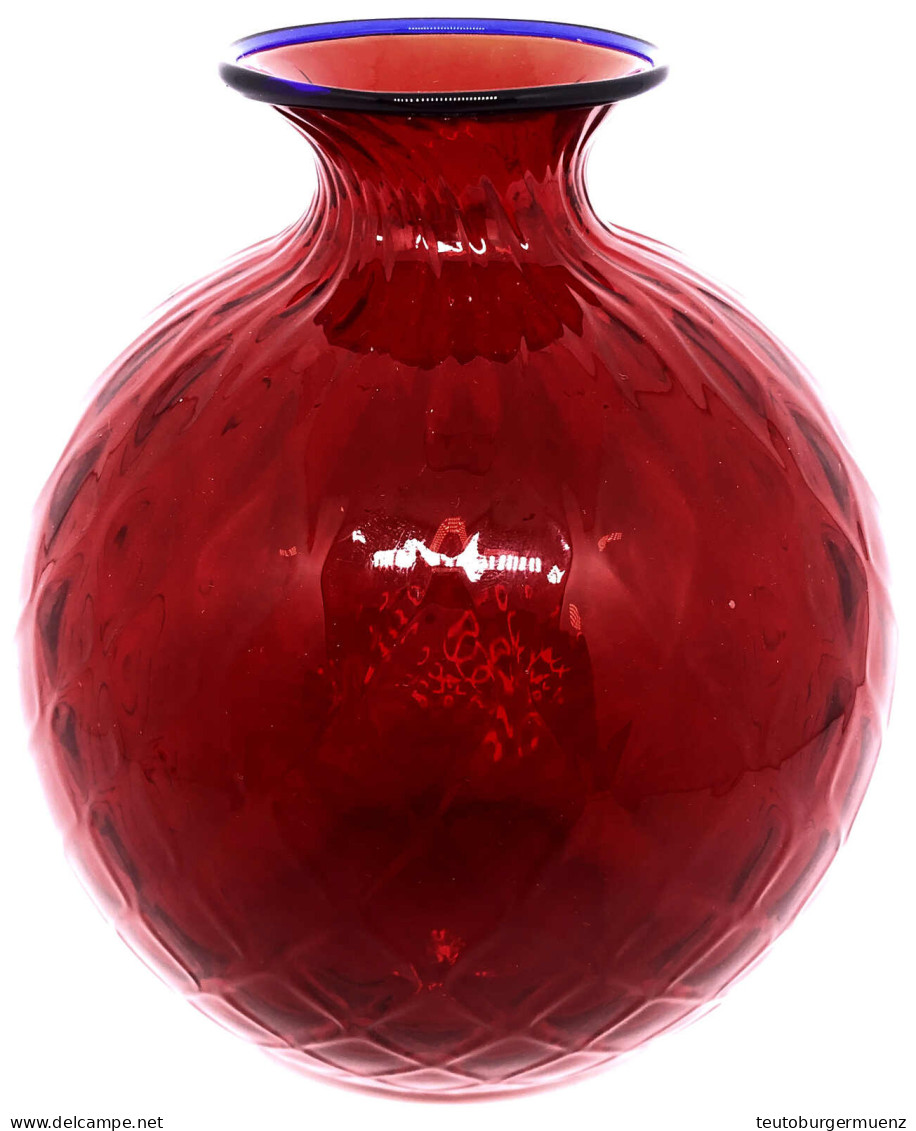 Designer-Vase "Monofiore Balloton" In Rot Mit Blauer Lippe, Am Boden Datiert 1998, Von Venini Murano. Höhe 15 Cm - Glas & Kristall