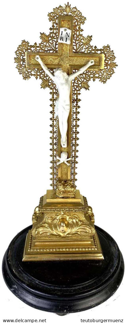 Messing-Kreuz, Jugendstil Um 1900. Auf Rundem Holzpodest Mit Glaskuppel. Gesamthöhe Mit Kuppel 55 Cm - Religious Art