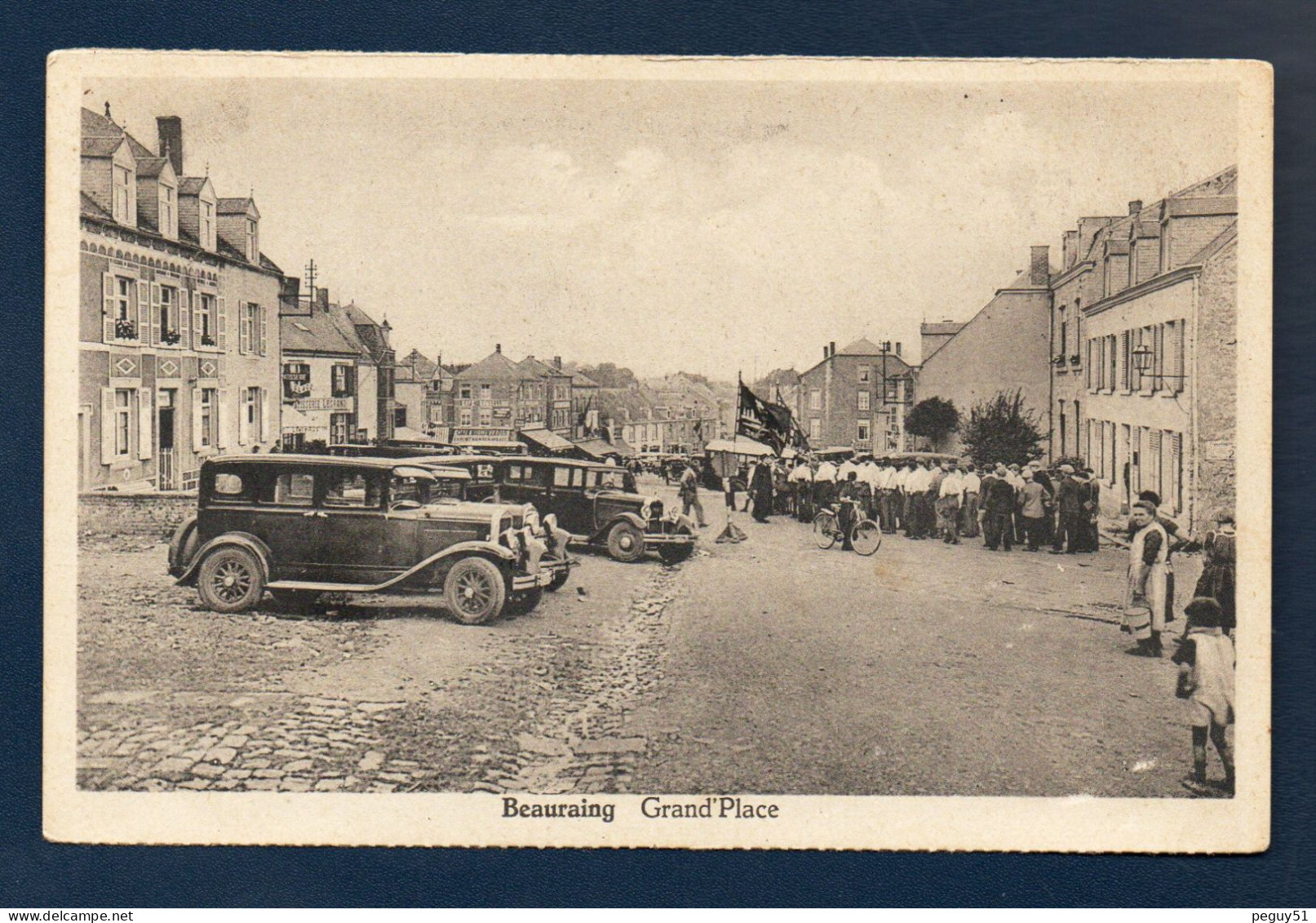 Beauraing. Grand'Place.  Cérémonie, Drapeaux, Prêtre. Pâtisserie Legrand. Café Bruxellois. - Beauraing