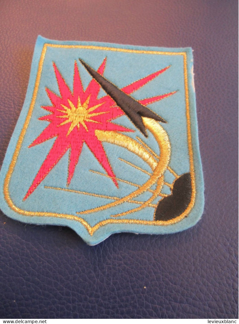 Ecusson Tissu / Grand Format/ Bleu Azur/Projectile ( Missile ? ) Et  éclatement/ à Identifier/ Vers 1980-1990 ?   ET566 - Uniforms