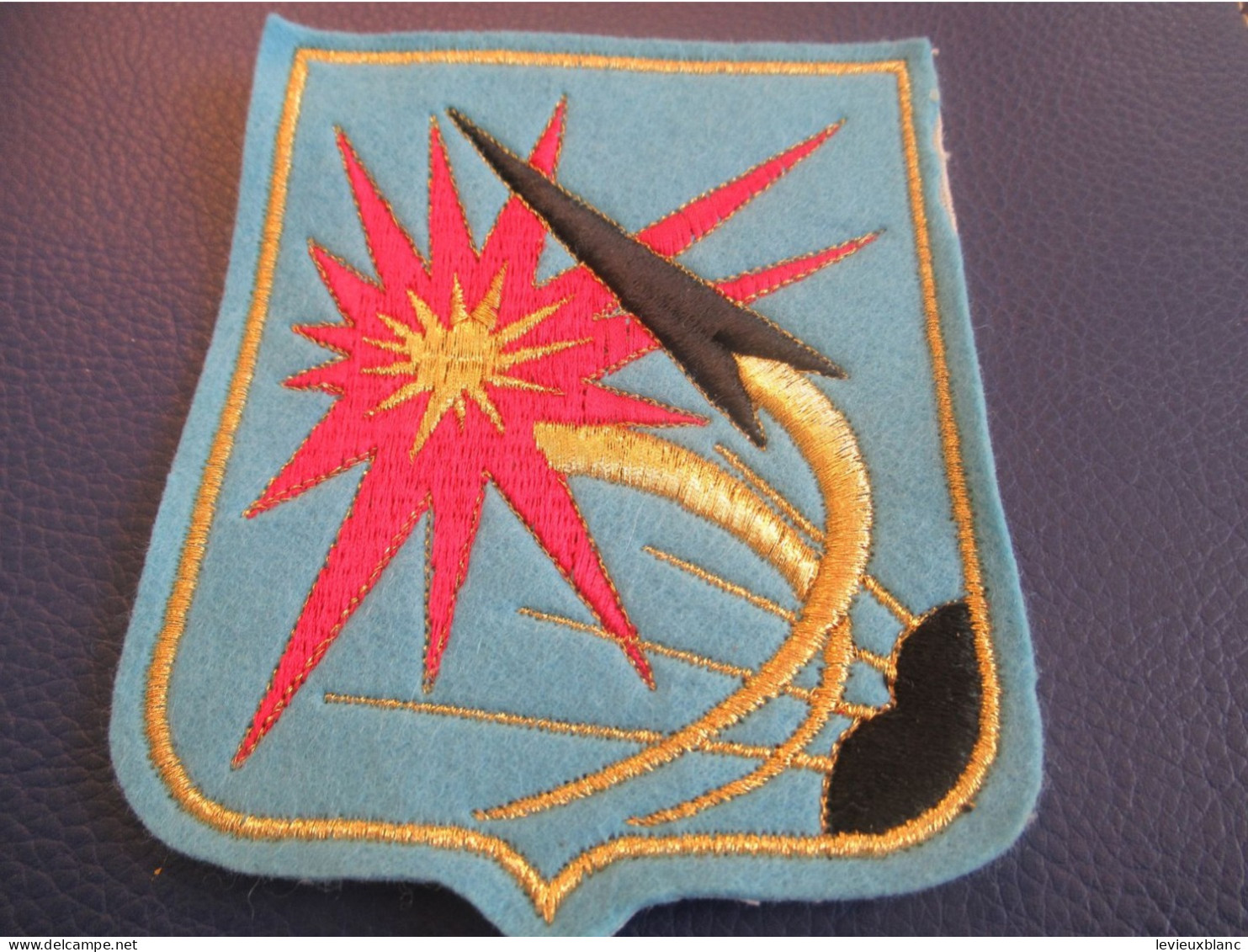 Ecusson Tissu / Grand Format/ Bleu Azur/Projectile ( Missile ? ) Et  éclatement/ à Identifier/ Vers 1980-1990 ?   ET566 - Uniformen