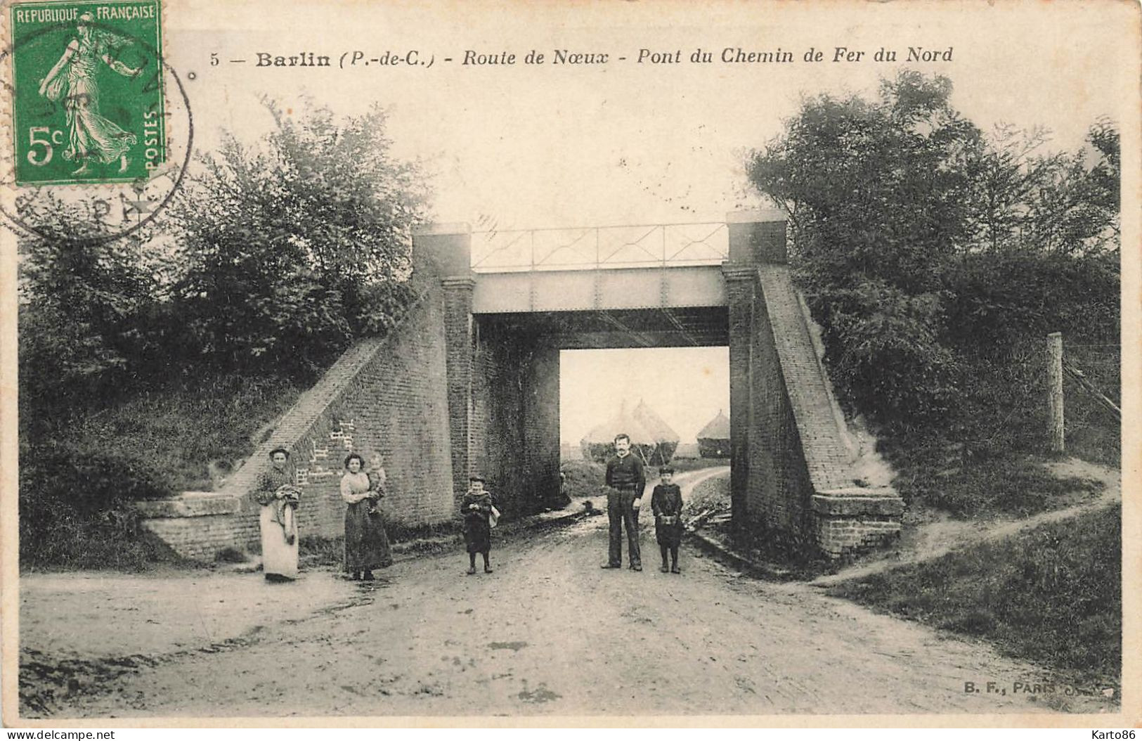 Barlin * La Route De Noeux * Pont De La Ligne Chemin De Fer Du Nord * Villageois - Barlin