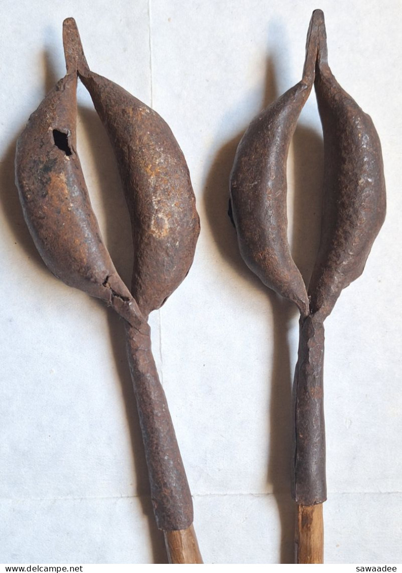 GRELOT - AFRIQUE - IDIOPHONE - ETHNOLOGIE - LOT DE 2 - FER FORGE Et BOIS - DANSE - RITUEL - ARTISANAT - Glocken