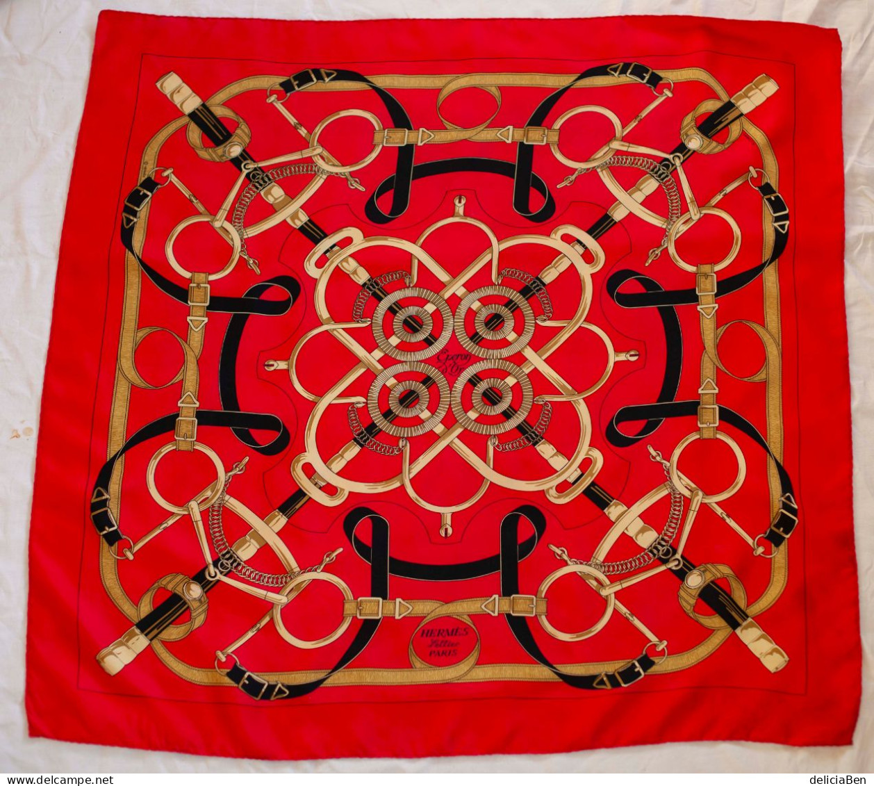 HERMÈS « Éperon D’Or. » Carré 88cm/ 88cm Twill De Soie Rouge Cerise Aux Motifs Sellerie Jaune D’or Et Noir - Dentelles Et Tissus