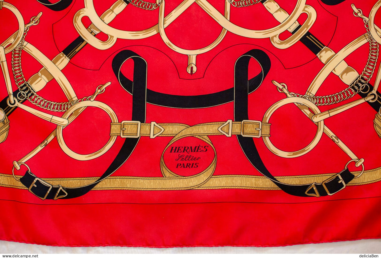 HERMÈS « Éperon D’Or. » Carré 88cm/ 88cm Twill De Soie Rouge Cerise Aux Motifs Sellerie Jaune D’or Et Noir - Dentelles Et Tissus