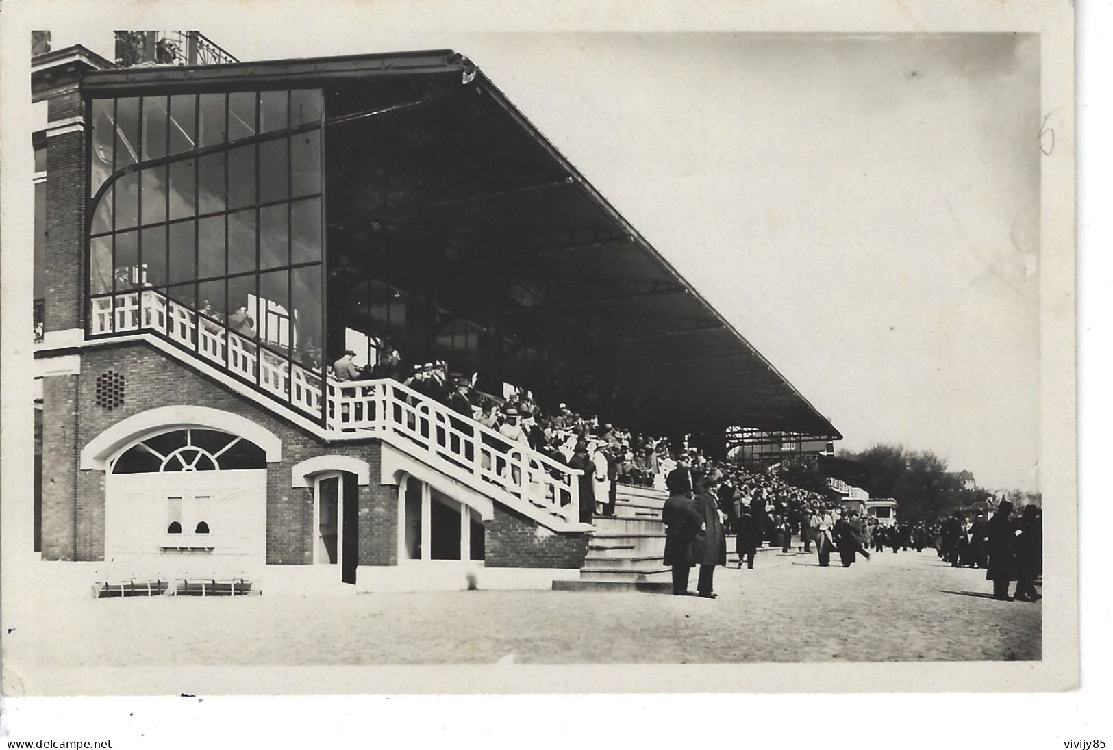 93 - T.Belle Vue Animée De L'Hippodrome Du TREMBLAY - Vue Des Tribunes Du Côté De La Piste - Tremblay En France