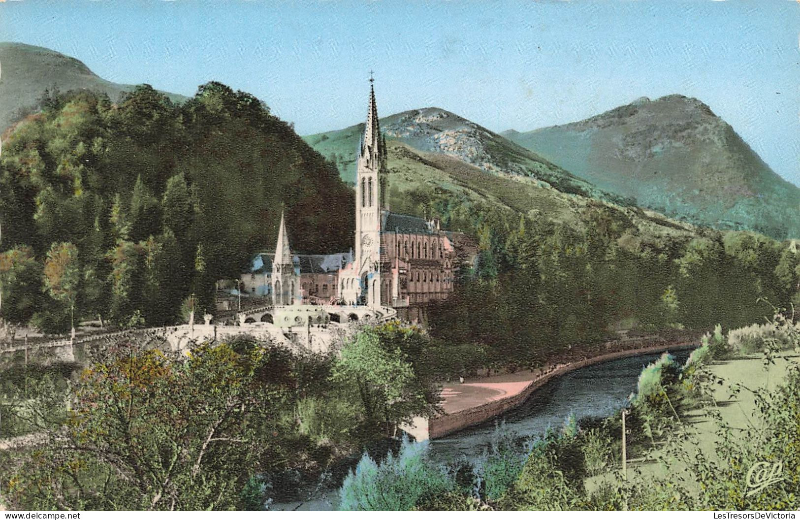 FRANCE - Lourdes - La Basilique Et Le Gave - Carte Postale - Lourdes