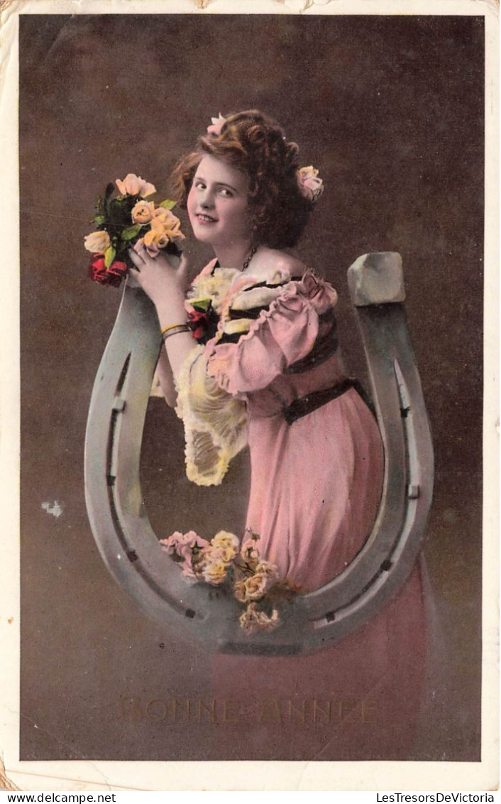 FANTAISIE - Femme - Bonne Année - Chance - Femme Avec Un Bouquet - Colorisé - Carte Postale Ancienne - Femmes