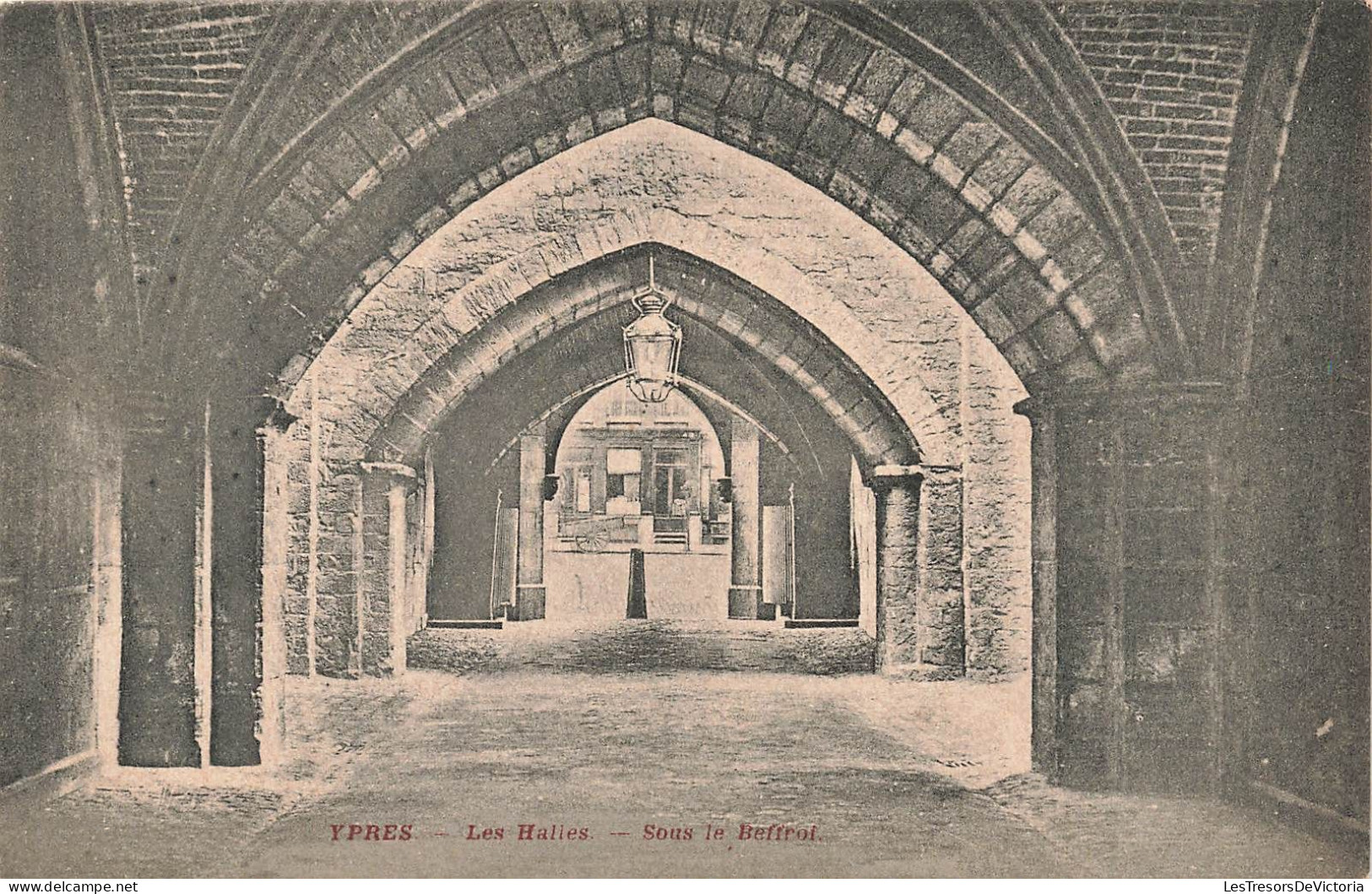 BELGIQUE - Ypres - Les Halles - Sous Le Beffroi - Carte Postale Ancienne - Sonstige & Ohne Zuordnung