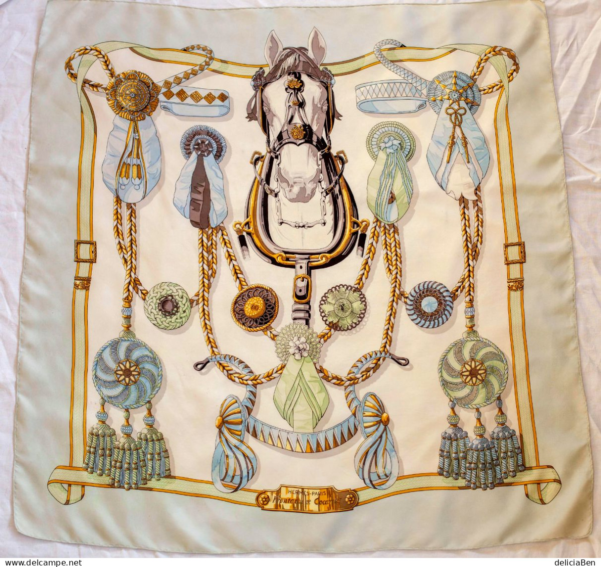 HERMÈS « Frontaux Et Cocardes. » Carré 90cm Twill De Soie Vert D’eau Sur Fond Blanc Perle. Motifs équitation - Dentelles Et Tissus