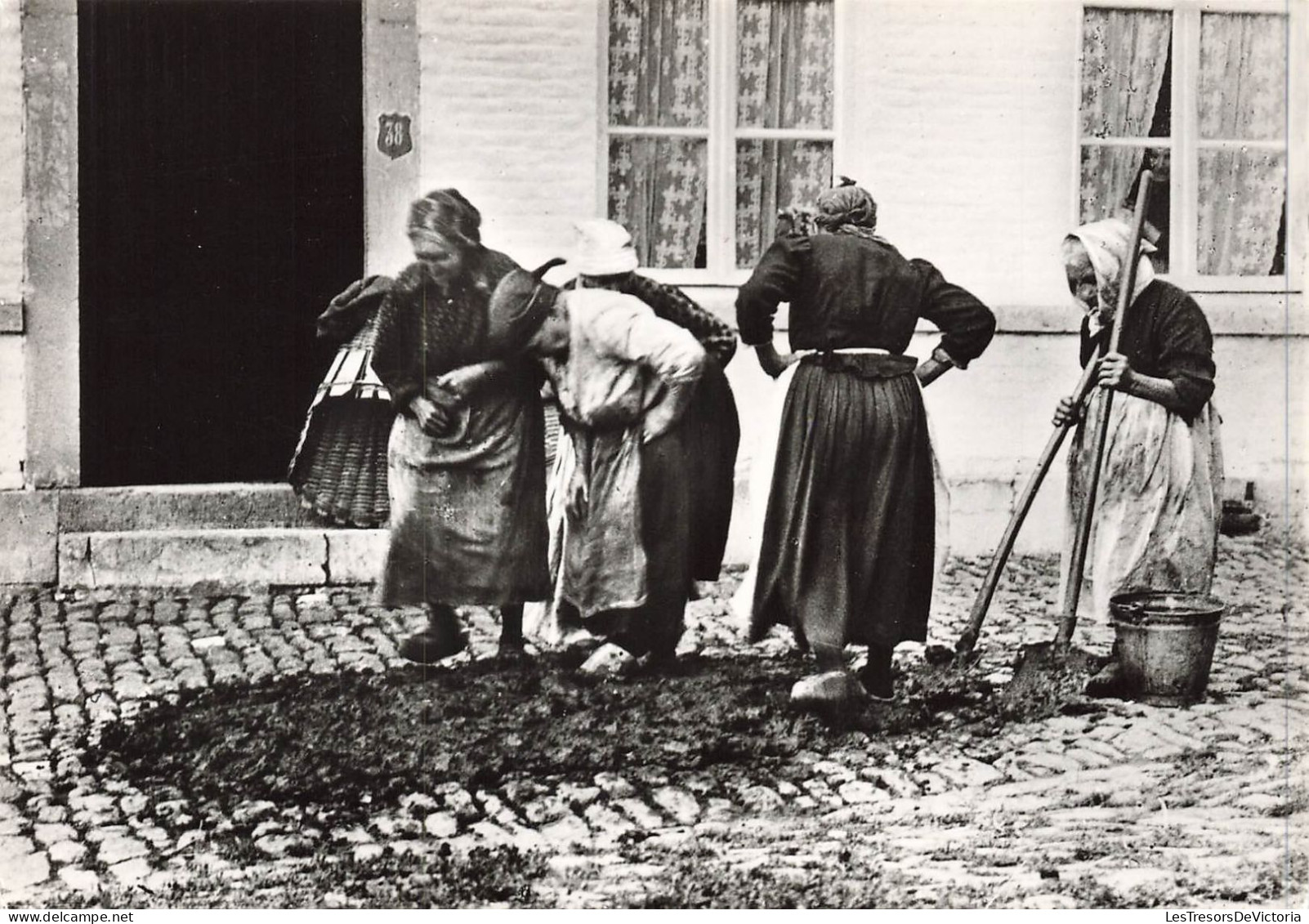 BELGIQUE - Liège - Musée De La Vie Wallonne - Botrèsses Piétinant Le Charbon - Carte Postale - Diksmuide